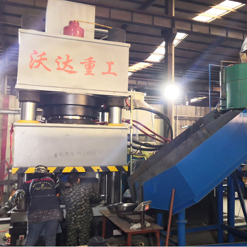 1250T高鐵(tie)高壓電線墜(zhui)砣配重塊模(mo)壓液壓機