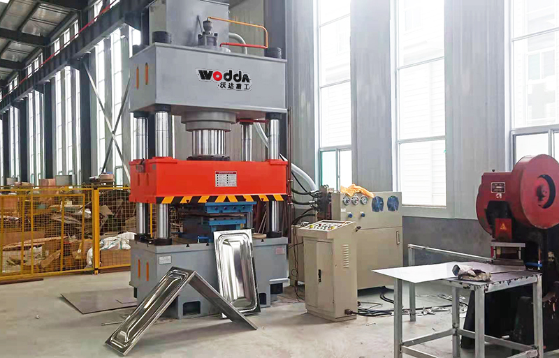 500噸不鏽鋼水(shuǐ)箱成型液壓(ya)機客戶現場(chang)視頻