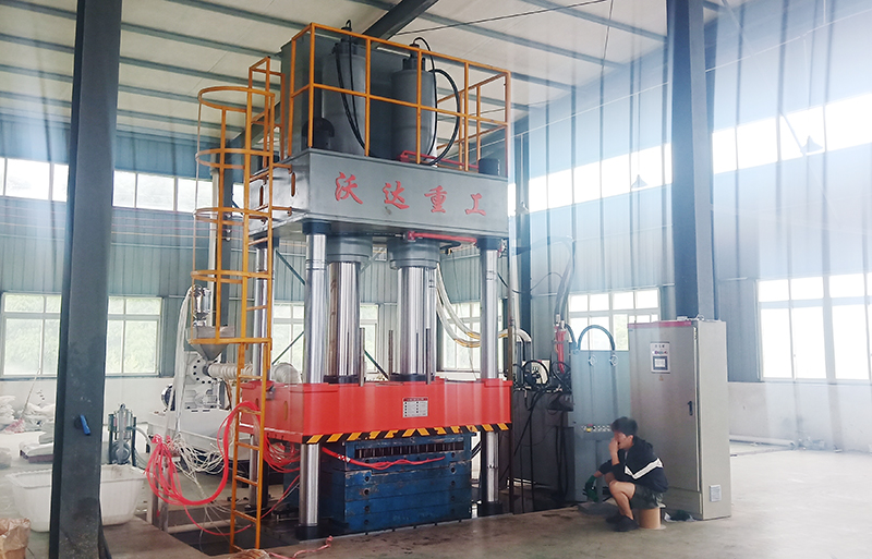 630噸建築塑(sù)料模殼成型(xing)液壓機