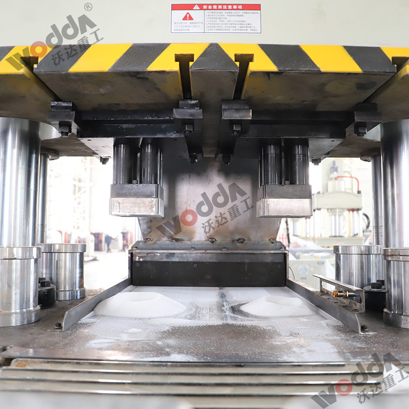 630噸牛羊舔磚液壓機 630噸牛羊舔磚液壓機