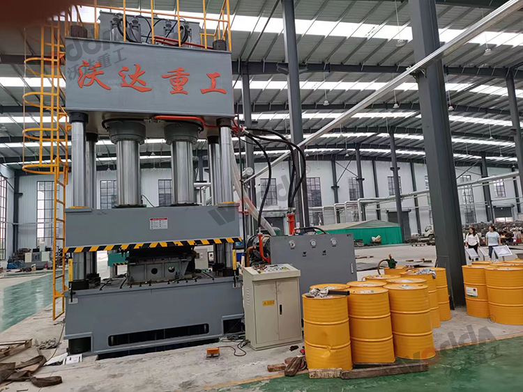 800噸四柱液壓機客戶現場圖 800噸四柱液壓機客戶現場圖