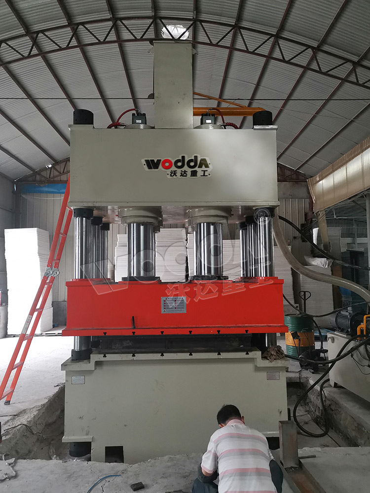 1000噸壓濾機濾闆成型液壓機現場 1000噸壓濾機濾闆成型液壓機現場