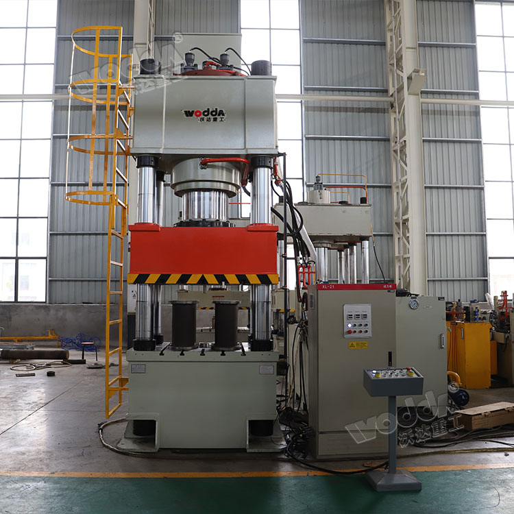 630噸四柱熱模鍛液壓機 630噸四柱熱模鍛液壓機