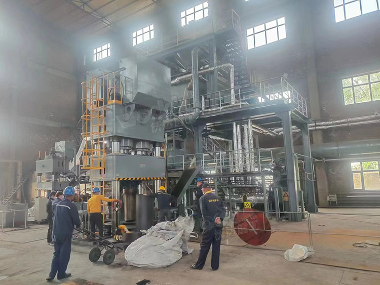 2000噸坩埚液壓機試機生産 2000噸坩埚液壓機試機生産