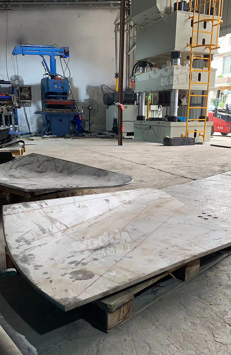 1000噸四柱油壓機客戶現場調試 1000噸四柱油壓機客戶現場調試