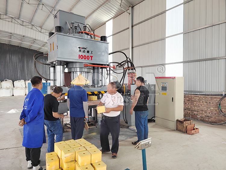 1000噸四梁四柱液壓機.jpg 1000噸四梁四柱液壓機.jpg