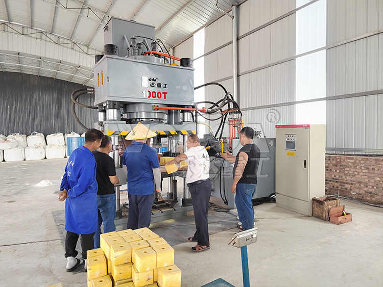 牛羊舔磚液壓機試機.jpg 牛羊舔磚液壓機試機.jpg