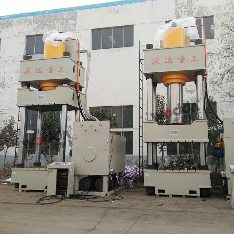 客戶訂購兩台1000噸三梁四柱液壓機