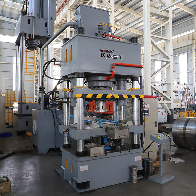 315噸四梁四柱液壓機車間圖 315噸四梁四柱液壓機車間圖