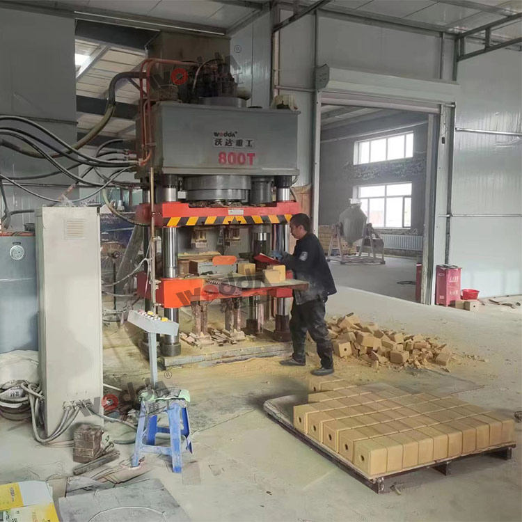 800噸牛羊舔鹽壓塊機 800噸牛羊舔鹽壓塊機