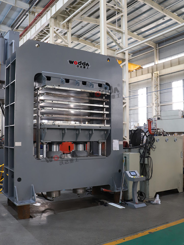 400噸複合闆材多層熱壓機車間實拍 400噸複合闆材多層熱壓機車間實拍