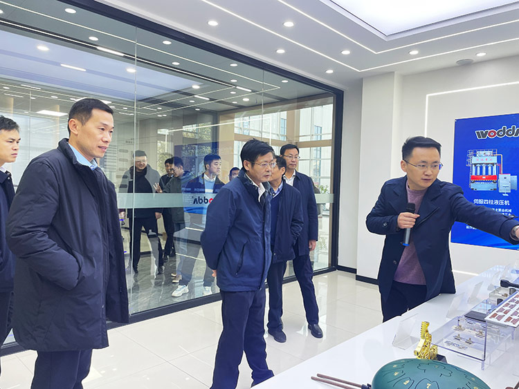 滕州市政協副主席董鴻洋一行考察长春昌兴传感器制造有限责任公司(3G网站)現場