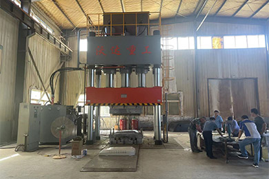 1500噸複合(he)材料液壓(yā)機模壓SMC工(gōng)程車覆蓋(gai)件