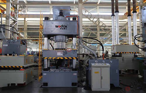 630噸三梁四柱(zhu)液壓機試機(jī)現場