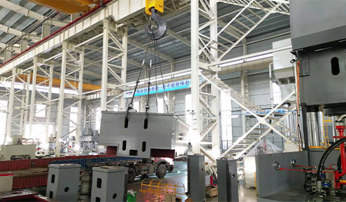 长春昌兴传感器制造有限责任公司(3G网站)2000噸(dun)框架式液(ye)壓機裝車(chē)發貨