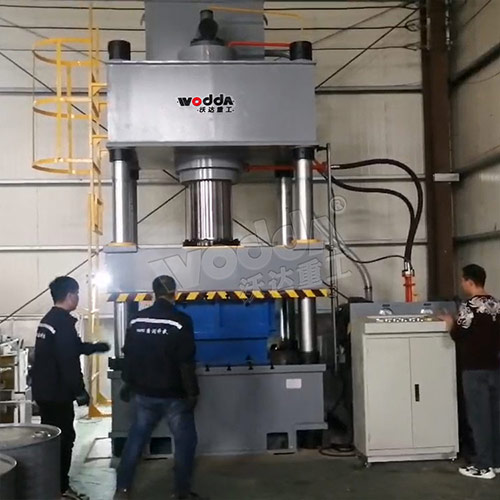 不鏽鋼水箱闆(pǎn)拉伸液壓機_500噸(dun)四柱液壓機