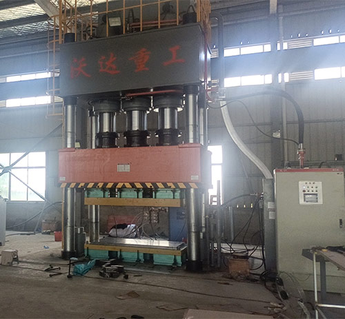 1500噸SMC汽車導(dǎo)流罩成型四柱(zhu)液壓機