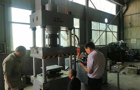 200噸不鏽(xiù)鋼離心風(feng)機成型液(yè)壓機