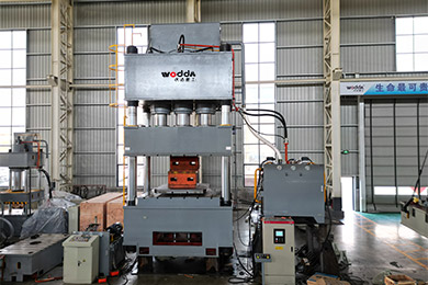 1500噸(dūn)四柱拉伸(shen)液壓機（液(yè)壓墊）